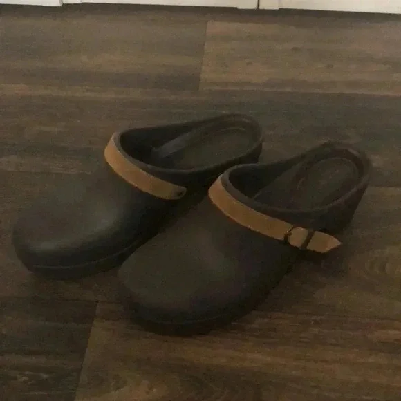 CROCS Women's Sarah Suede Buckle Slip on Mules Clogs heels Brown Women … - Picture 3 of 10